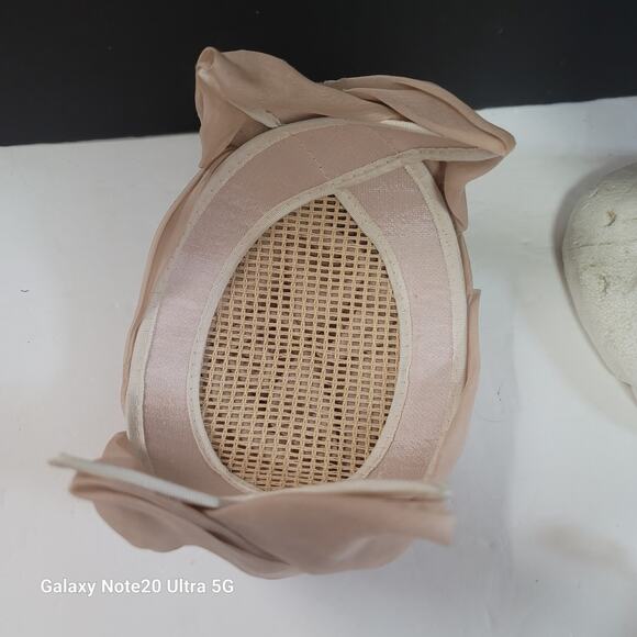 Vintage Union Made Delicate Beige Chiffon Juliet Turban Style Hat Flat Bow - Picture 6 of 7